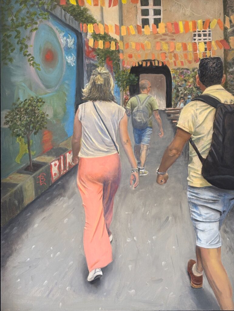 Berlijn wandeling langs haus schwarzenberg i. Olieverfschilderij van een brede stadsstraat met graffiti met warm zonlicht, bomen en wandelende mensen.