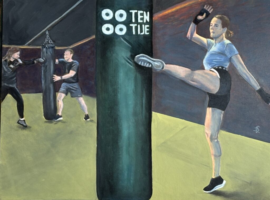 Vrouw die een hoge kick-boks trap maakt bij sportschool Ten Tije door Laura Baten