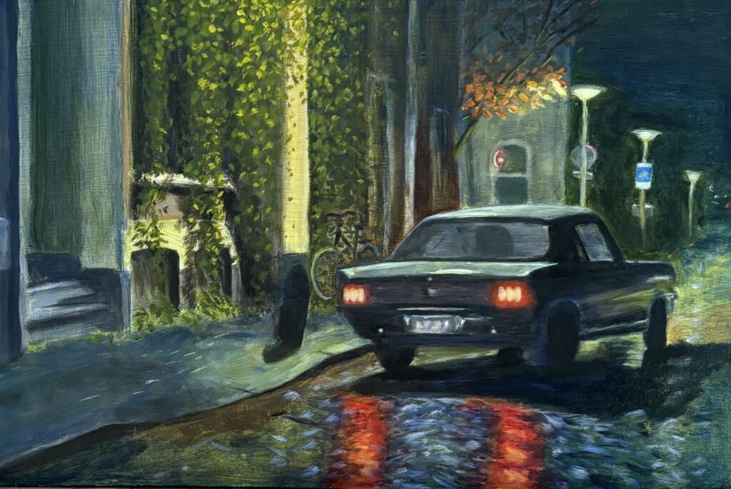 Raven van Dost in een Ford Mustang die 's nacht door de straten rijdt door Laura Baten