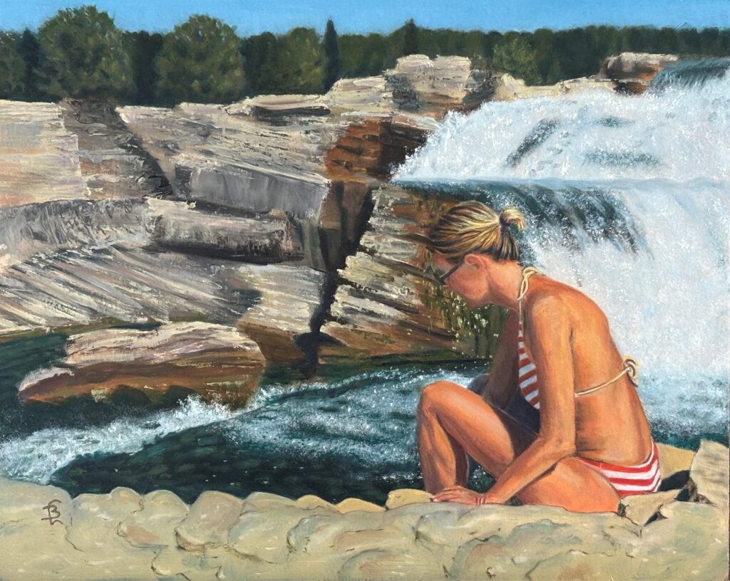 Vrouw in bikini aan het water